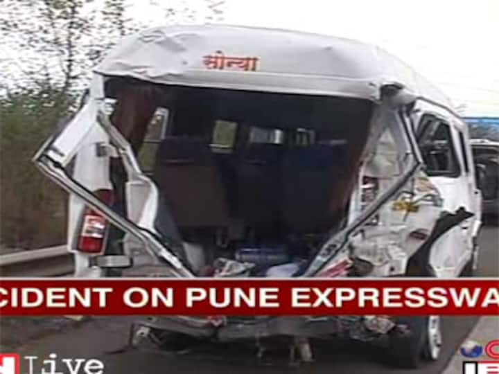 26 killed, 27 injured in accident on Mumbai-Pune expressway 26 killed, 27 injured in accident on Mumbai-Pune expressway