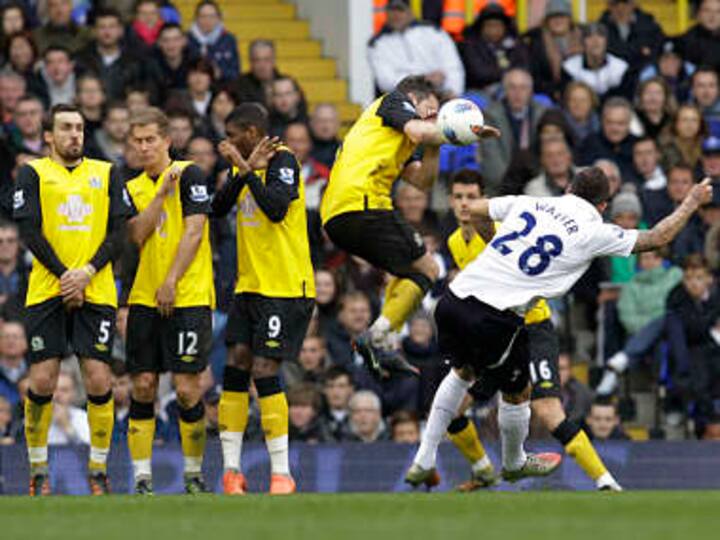 Spurs right back Walker signs new five-year contract