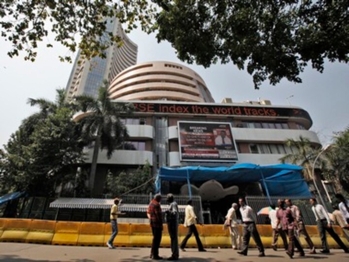 Reliance Cap and SBI star performers, Sensex above 16200