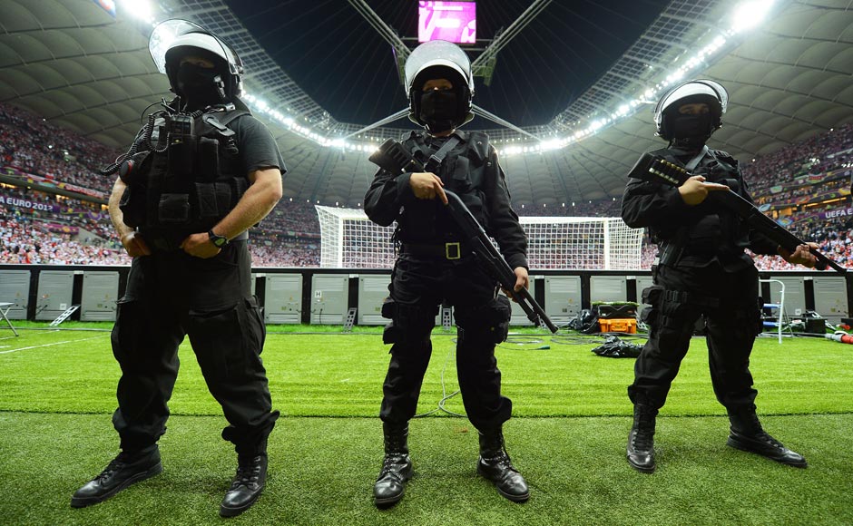 Полиция стадион. Полиция на стадионе. Полиция на футбольном стадионе. ОМОН В противогазе. Охрана на стадионе.