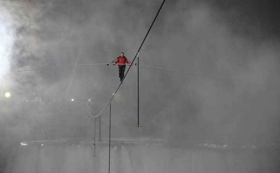Images Daring Nik Wallenda walks across Niagara Falls on a tightrope