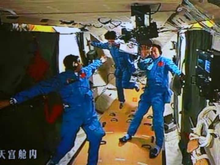 Chinese astronauts parachute back to earth