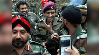 Dhoni winds up J&K trip with visit to Kargil War Memorial