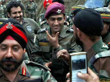 Dhoni winds up J&K trip with visit to Kargil War Memorial Dhoni winds up J&K trip with visit to Kargil War Memorial