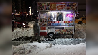 Eating the food cart street in a New York afternoon