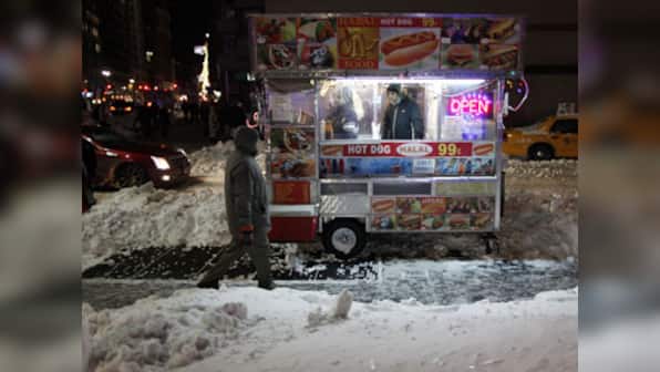 Eating the food cart street in a New York afternoon