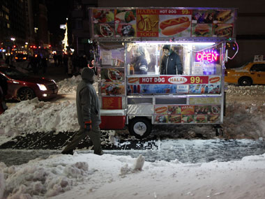 Eating the food cart street in a New York afternoon Eating the food cart street in a New York afternoon