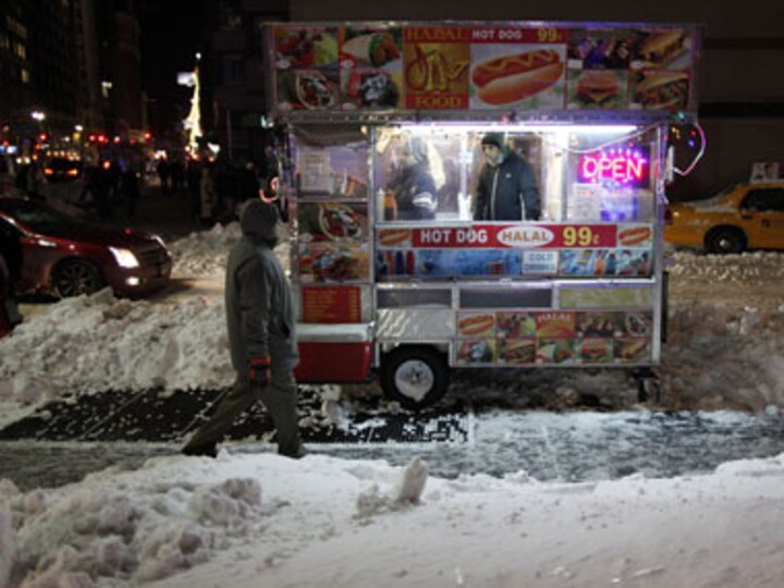 Eating the food cart street in a New York afternoon