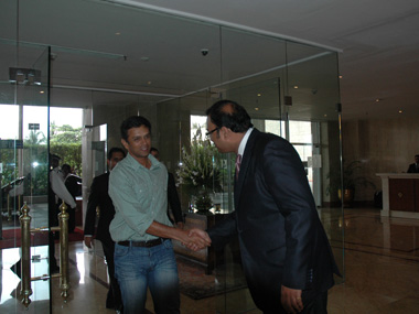 Rahul Dravid lends a hand to Mumbai's children Rahul Dravid lends a hand to Mumbai's children