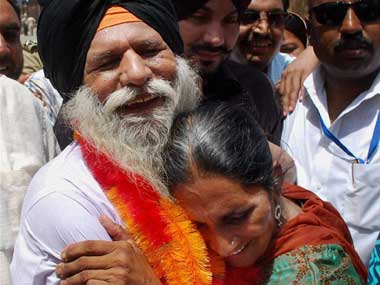 Govt denies sending Surjeet to Pak as spy Govt denies sending Surjeet to Pak as spy