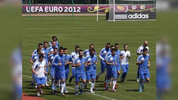 Greece players told to drop crisis talk 