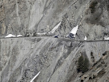 400 people rescued from Khardungla pass in Leh 400 people rescued from Khardungla pass in Leh