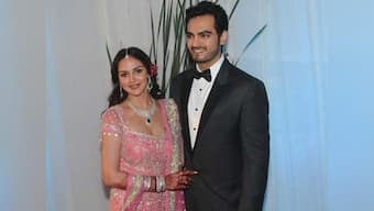 Sonia Gandhi invites newlywed Esha, Bharat to dinner