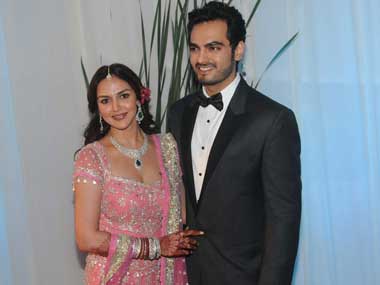 Sonia Gandhi invites newlywed Esha, Bharat to dinner Sonia Gandhi invites newlywed Esha, Bharat to dinner