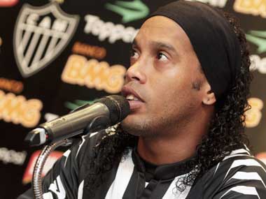 Coke gives Ronaldinho the boot for drinking Pepsi at presser Coke gives Ronaldinho the boot for drinking Pepsi at presser