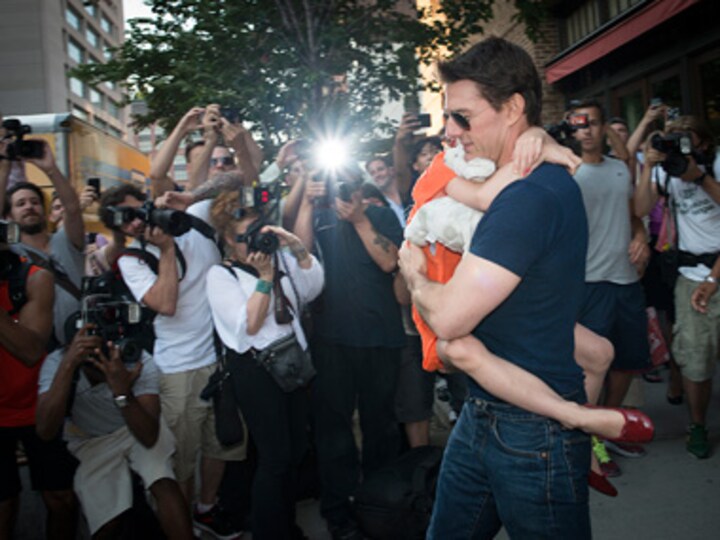Tom Cruise takes helicopter ride with Suri