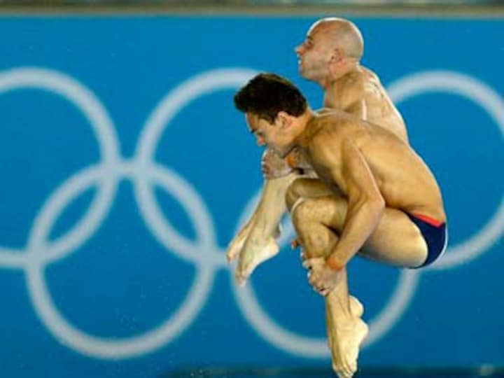 Police investigate Twitter slur to UK diver