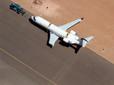 US murder suspect tries to steal plane, crashes it US murder suspect tries to steal plane, crashes it