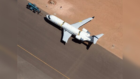 US murder suspect tries to steal plane, crashes it