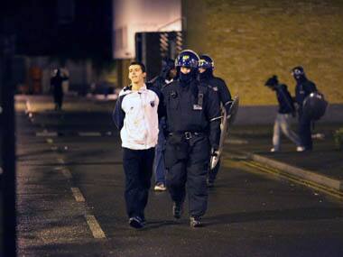 UK cops nab 6 in terror raids, say no Olympic link