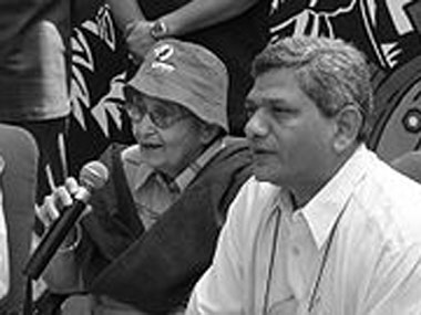 Lakshmi Sehgal suffers cardiac arrest, condition critical Lakshmi Sehgal suffers cardiac arrest, condition critical