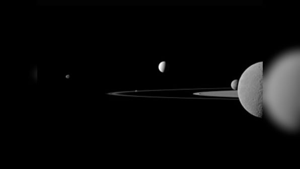 Avalanches on Saturn's moon can explain landslides on Earth