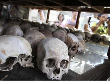 Cambodians find 20 skulls in suspected Khmer Rouge mass grave Cambodians find 20 skulls in suspected Khmer Rouge mass grave
