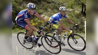 Teammate Hamilton says Armstrong gave him illegal drugs 