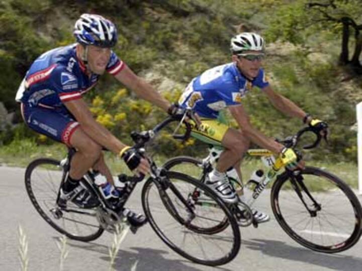 Teammate Hamilton says Armstrong gave him illegal drugs 
