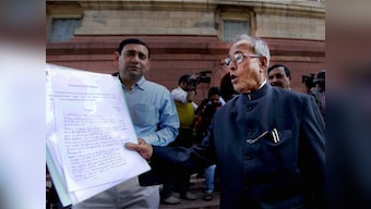 Manmohan delivers a quiet snub on Pranab complaint 