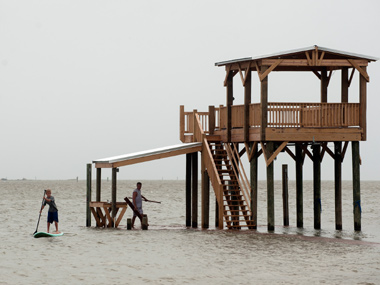 Isaac makes landfall in Lousiana, leaves over 170,000 in dark Isaac makes landfall in Lousiana, leaves over 170,000 in dark