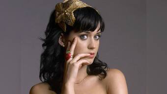 Katy Perry suffers wardrobe malfunction