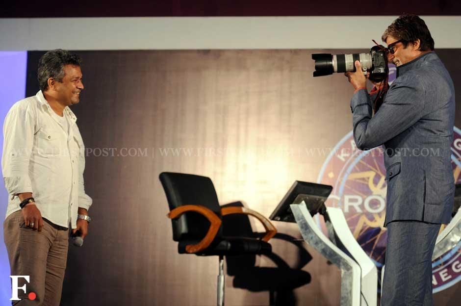 Amitabh Bachchan taking a lensman's camera and asking him to strike a pose for him, much to the guy's amusement. Sachin Gokhale/Firstpost Amitabh Bachchan taking a lensman's camera and asking him to strike a pose for him, much to the guy's amusement. Sachin Gokhale/Firstpost