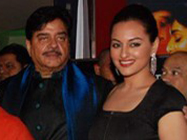 Shatrughan's first public outing with Sonakshi post-surgery  Shatrughan's first public outing with Sonakshi post-surgery