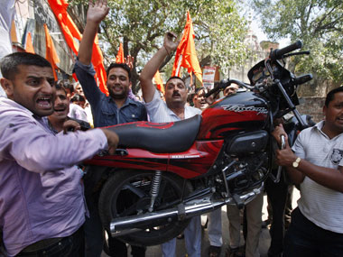 Shiv Sena protests Pakistan trade fair Shiv Sena protests Pakistan trade fair