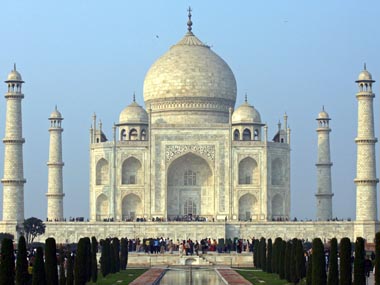 Taj Mahal turns yellow and green as it weathers filthy air in world’s eighth-most polluted city Taj Mahal turns yellow and green as it weathers filthy air in world’s eighth-most polluted city