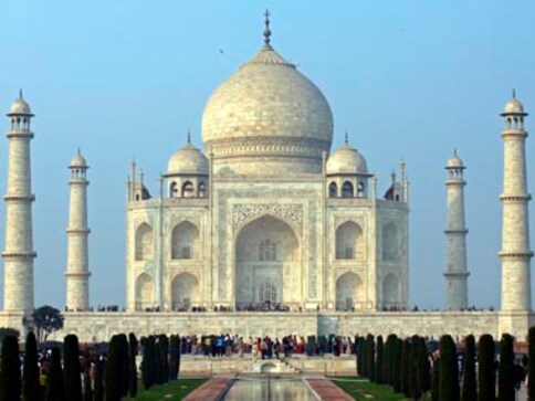 Taj Mahal turns yellow and green as it weathers filthy air in world’s eighth-most polluted city Taj Mahal turns yellow and green as it weathers filthy air in world’s eighth-most polluted city