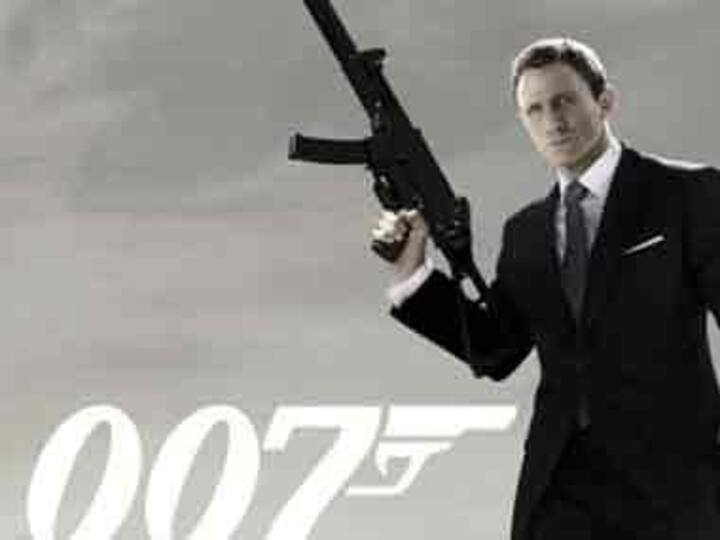 James Bond's Aston Martin in charity auction