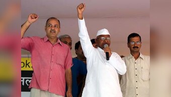Anna takes on Kejriwal, says he never wanted a party