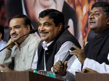 Don't touch anyone's feet to succeed, Gadkari tells BJP workers Don't touch anyone's feet to succeed, Gadkari tells BJP workers