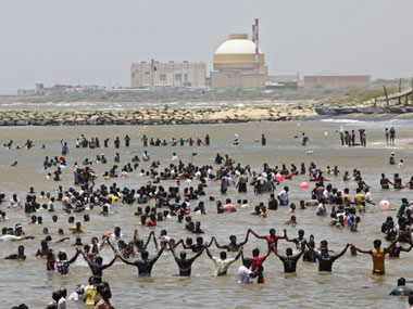 News Wrap: Kudankulam protest continues; Chargers reject sole bid News Wrap: Kudankulam protest continues; Chargers reject sole bid