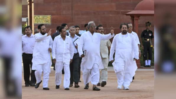 News Wrap: TMC snaps ties with UPA; Rupee goes up