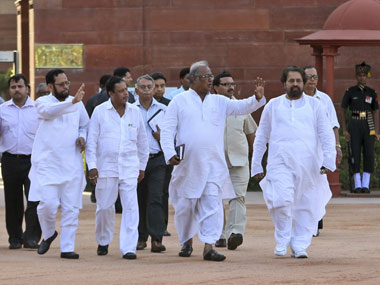 News Wrap: TMC snaps ties with UPA; Rupee goes up News Wrap: TMC snaps ties with UPA; Rupee goes up