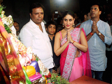 Kareena Kapoor seeks Ganapati's blessings for 'Heroine' Kareena Kapoor seeks Ganapati's blessings for 'Heroine'