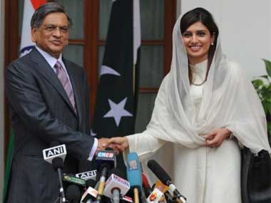 Pak gives Indian journo poetry book but denies visa Pak gives Indian journo poetry book but denies visa