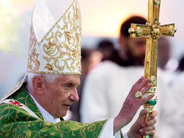 Pope urges Christians to be peacemakers in Middle East Pope urges Christians to be peacemakers in Middle East