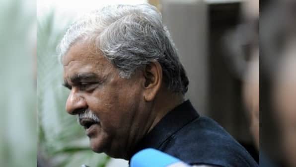 Angry traders hurl shoes at Sriprakash Jaiswal's car