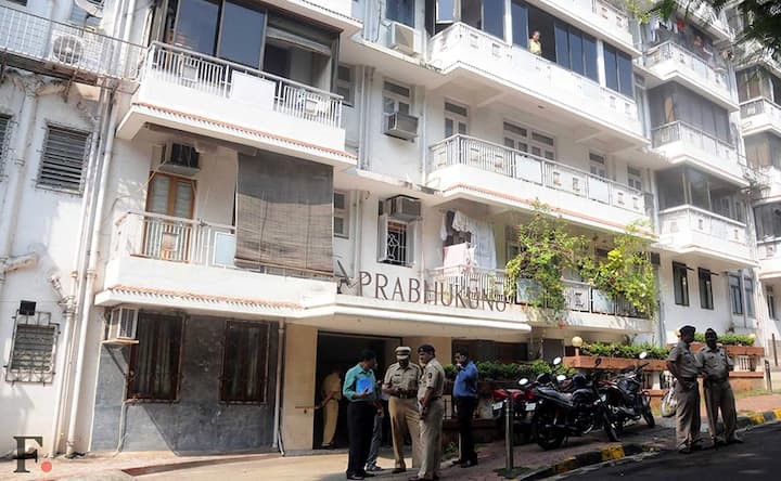 Images: Police investigating Varsha Bhosle suicide Images: Police investigating Varsha Bhosle suicide