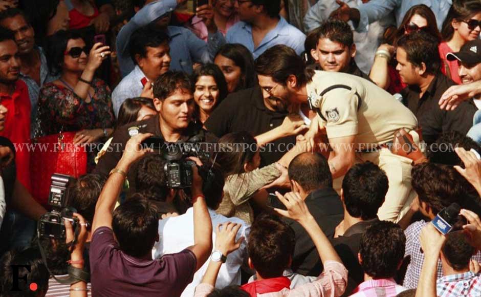 Images: 'Chakravyuh' of female fans mob Arjun Rampal! Images: 'Chakravyuh' of female fans mob Arjun Rampal!