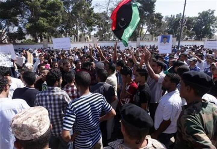 Libya's Bani Walid is shelled in standoff over rebel's death